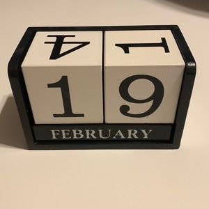 Black and Whit Wood Calendar Block